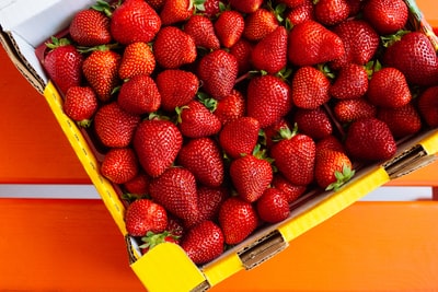 黄色塑料容器上的红色草莓